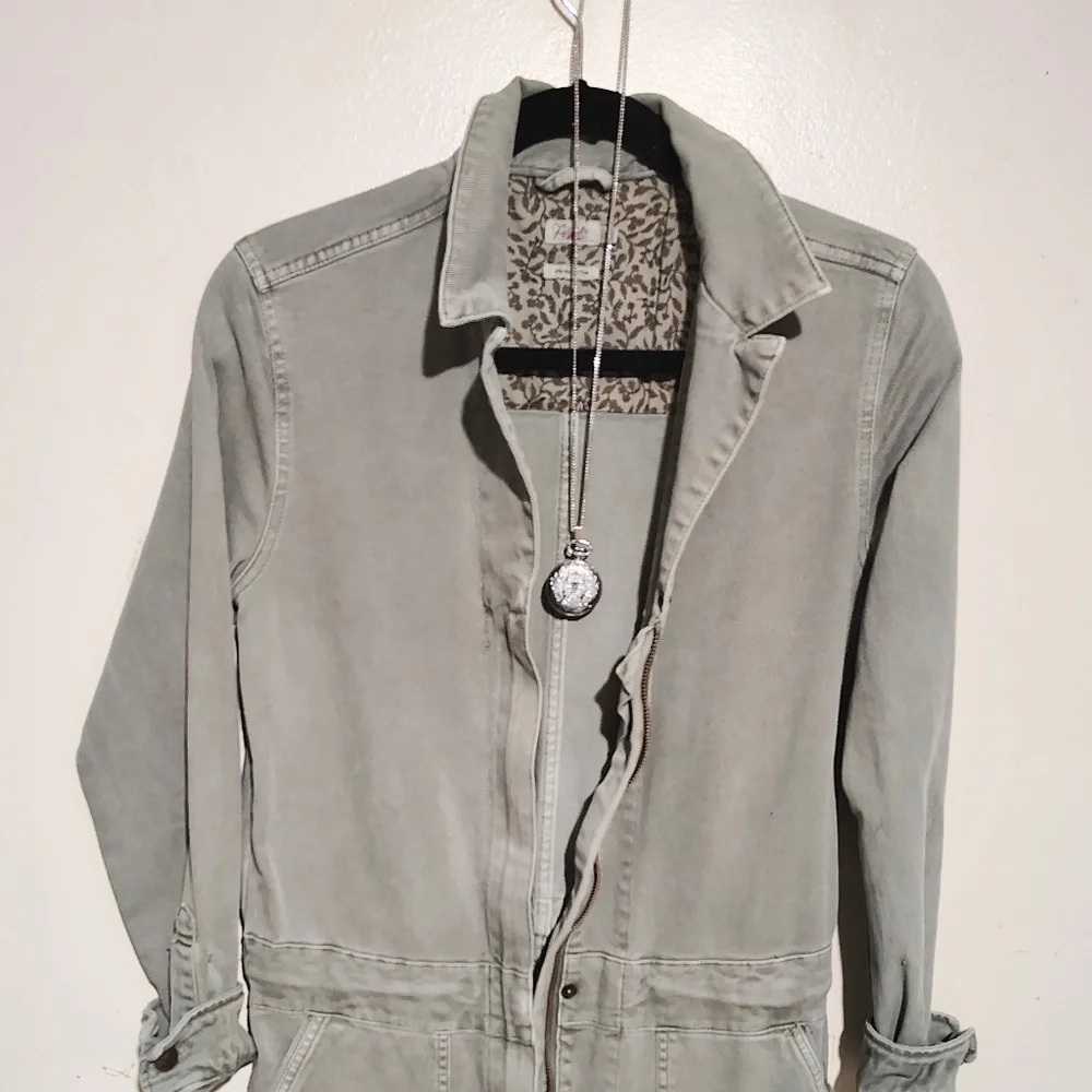 - FAHERTY SZ 6  OVERLAND  TWILL DISTRESSED OKIVE GREEN ZIP UP JUMPSUIUIT $289 - Picture 9 of 14